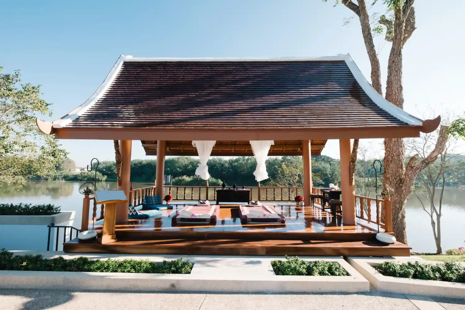 Pose de toiture pour terrasse en bois